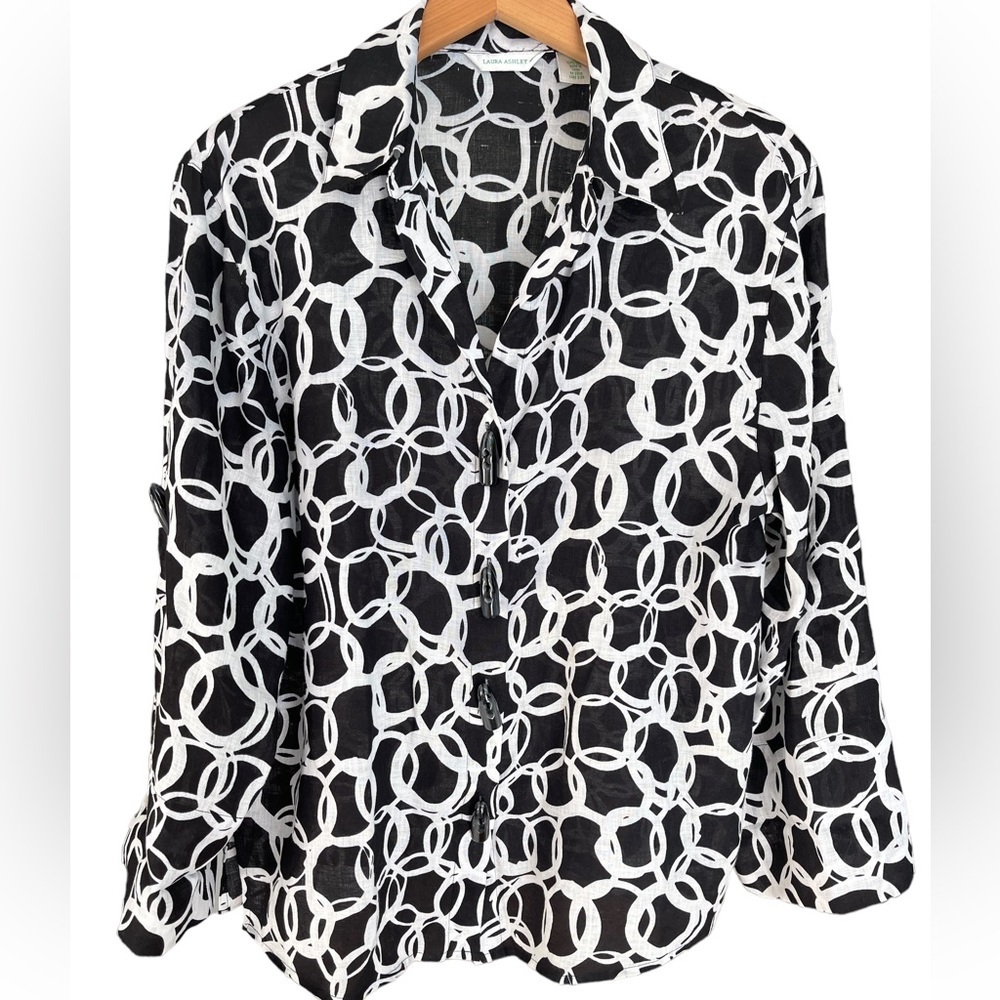 🔥🖤Laura Ashley women’s size S linen button up shirt black/white.  So UNIQUE!